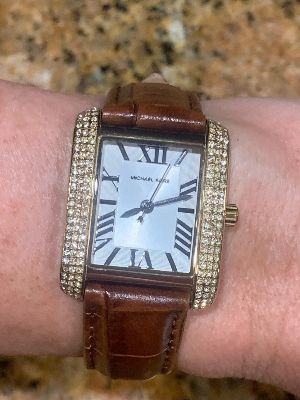 Absolutely stunning Michael Kors watch with Krystals and leather belt. Must !